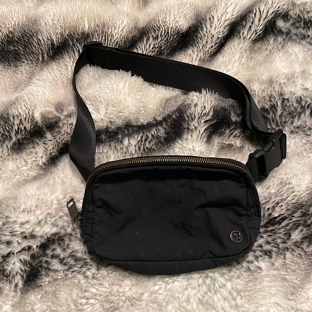 Lulu everywhere belt bag black